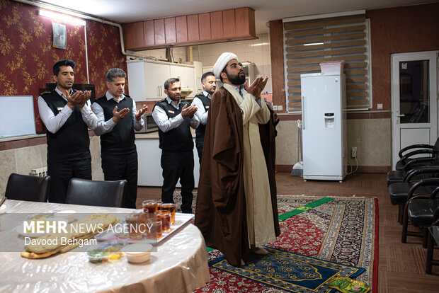 افطار ماه رمضان در جمع آتش‌نشانان مشهد