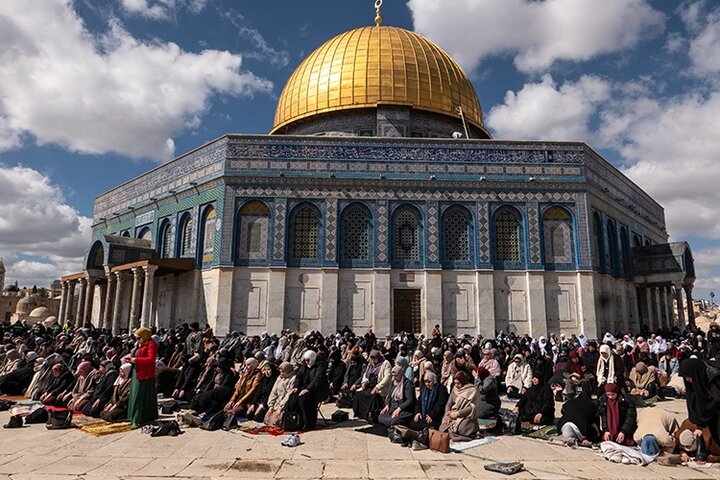 Kudüs’te Ramazan’ın ikinci cumasında 100 bin kişi Mescid-i Aksa’da buluştu