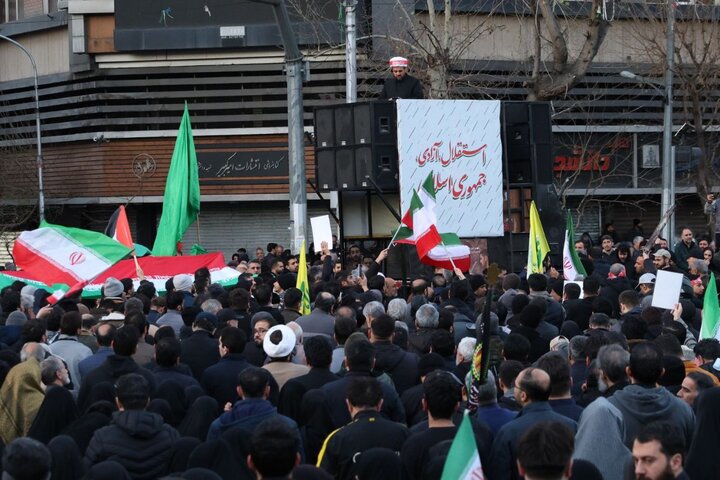 سوگواری ملی در میدان انقلاب تهران پس از اعلام شهادت رهبر انقلاب