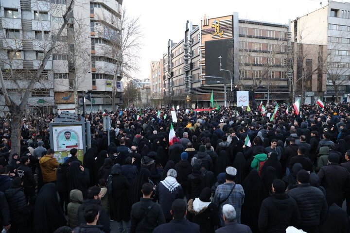 سوگواری ملی در میدان انقلاب تهران پس از اعلام شهادت رهبر انقلاب
