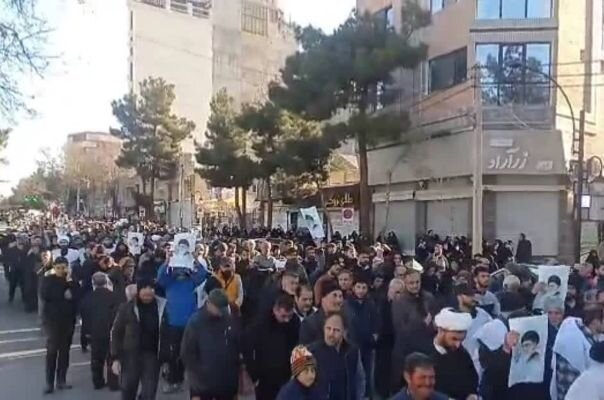 اجتماع مردم انقلابی در شاهرود؛ کفن پوشان در میدان امام(ره)