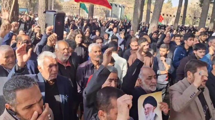 تجمع پر شور مردم سیرجان برای شهادت امام خامنه ای