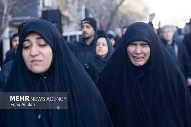 تجمع سوگواران رهبر شهید انقلاب در مقابل دانشگاه تهران