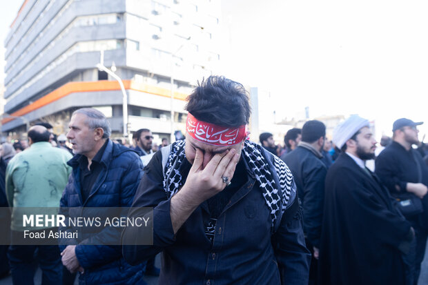 تجمع سوگواران رهبر شهید انقلاب در مقابل دانشگاه تهران