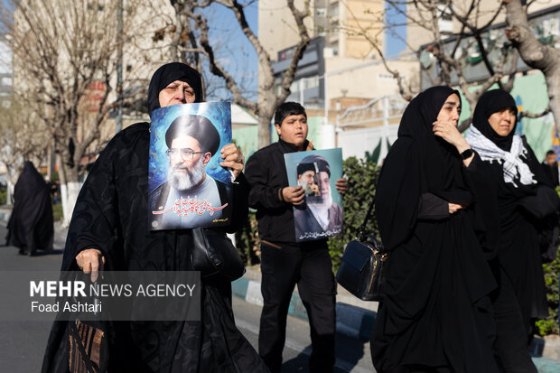تجمع سوگواران رهبر شهید انقلاب در مقابل دانشگاه تهران