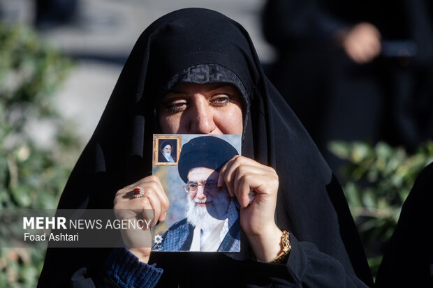 تجمع سوگواران رهبر شهید انقلاب در مقابل دانشگاه تهران