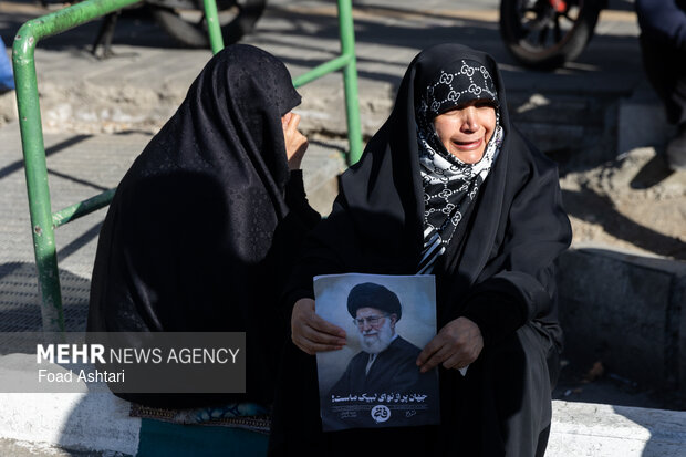 تجمع سوگواران رهبر شهید انقلاب در مقابل دانشگاه تهران