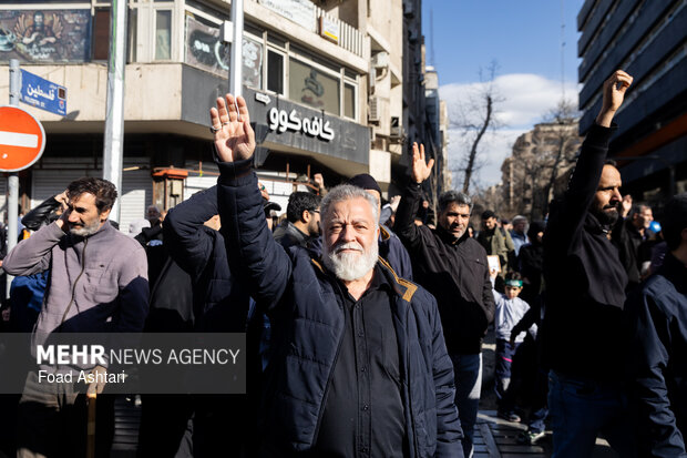 تجمع سوگواران رهبر شهید انقلاب در مقابل دانشگاه تهران