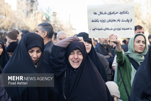 تجمع سوگواران رهبر شهید انقلاب در مقابل دانشگاه تهران