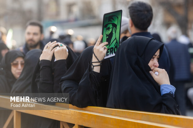 تجمع سوگواران رهبر شهید انقلاب در مقابل دانشگاه تهران