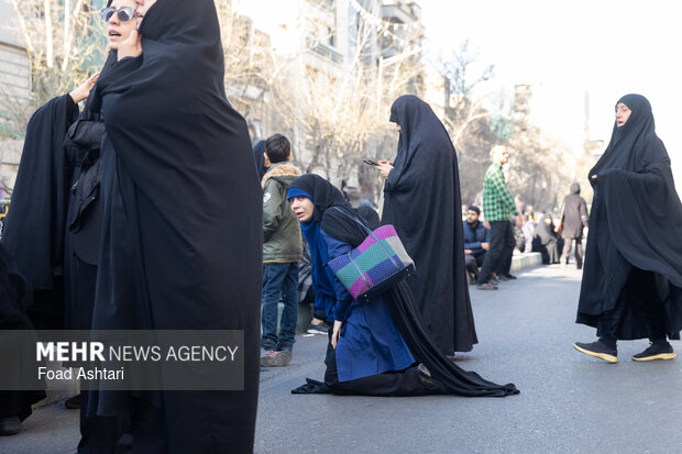 تجمع سوگواران رهبر شهید انقلاب در مقابل دانشگاه تهران