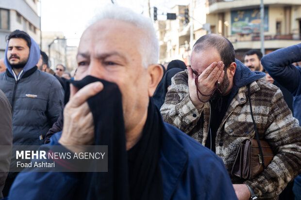 تجمع سوگواران رهبر شهید انقلاب در مقابل دانشگاه تهران