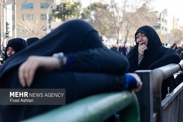 تجمع سوگواران رهبر شهید انقلاب در مقابل دانشگاه تهران