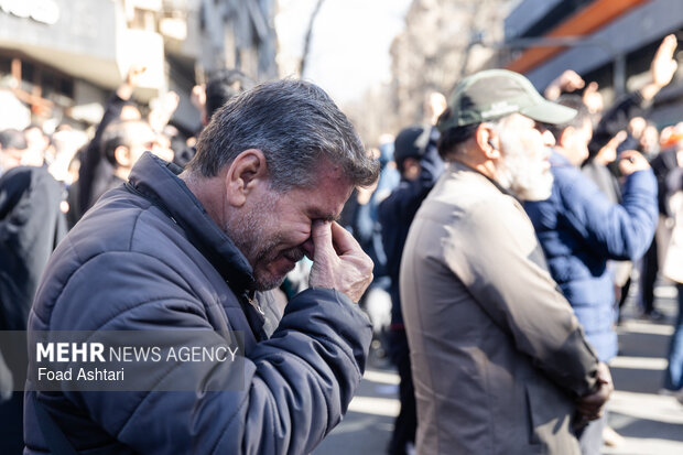 تجمع سوگواران رهبر شهید انقلاب در مقابل دانشگاه تهران