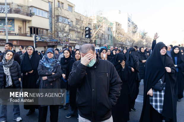 تجمع سوگواران رهبر شهید انقلاب در مقابل دانشگاه تهران