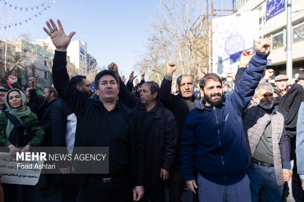 تجمع سوگواران رهبر شهید انقلاب در مقابل دانشگاه تهران