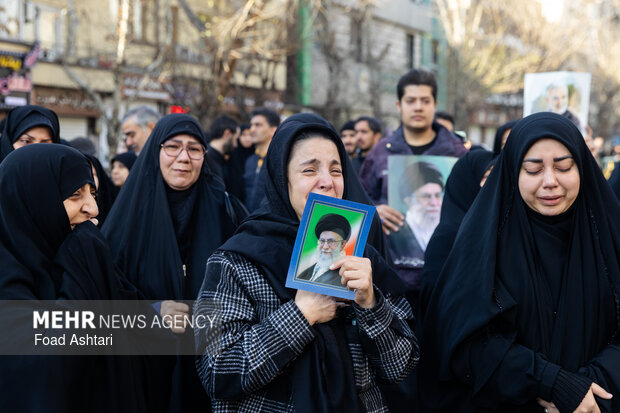 تجمع سوگواران رهبر شهید انقلاب در مقابل دانشگاه تهران