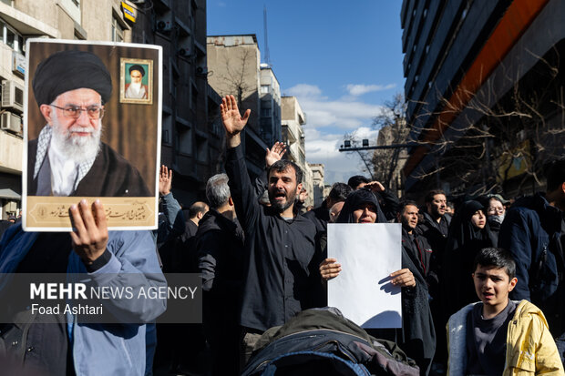 تجمع سوگواران رهبر شهید انقلاب در مقابل دانشگاه تهران