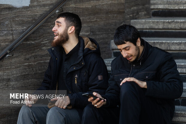 تجمع سوگواران رهبر شهید انقلاب در مقابل دانشگاه تهران