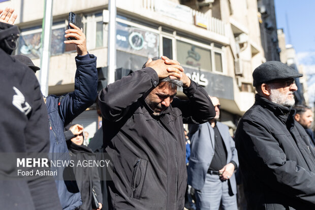 تجمع سوگواران رهبر شهید انقلاب در مقابل دانشگاه تهران