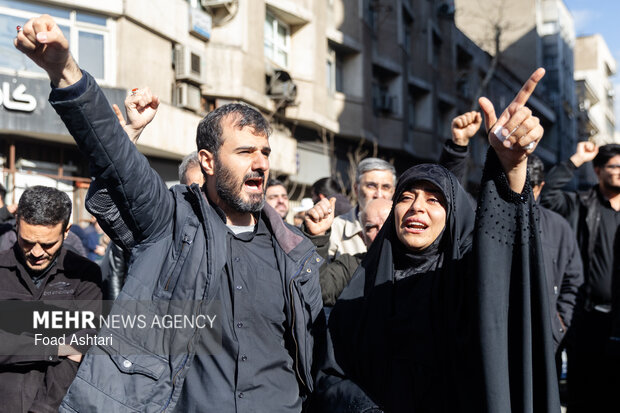 تجمع سوگواران رهبر شهید انقلاب در مقابل دانشگاه تهران