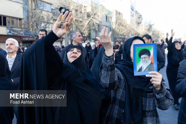 تجمع سوگواران رهبر شهید انقلاب در مقابل دانشگاه تهران