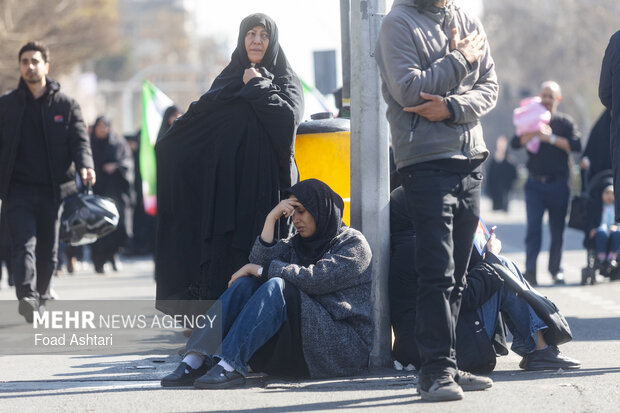 تجمع سوگواران رهبر شهید انقلاب در مقابل دانشگاه تهران