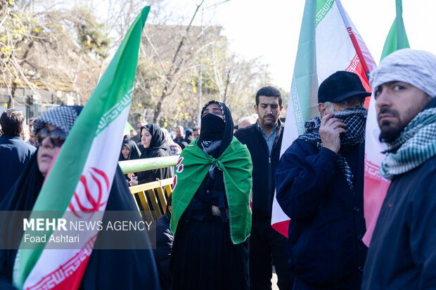 تجمع سوگواران رهبر شهید انقلاب در مقابل دانشگاه تهران