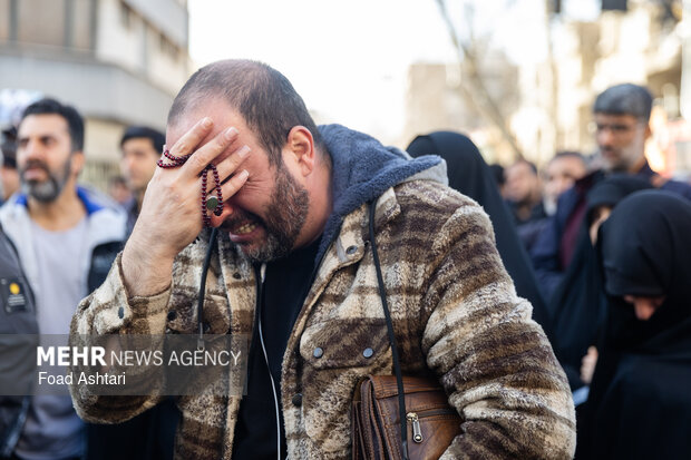 تجمع سوگواران رهبر شهید انقلاب در مقابل دانشگاه تهران