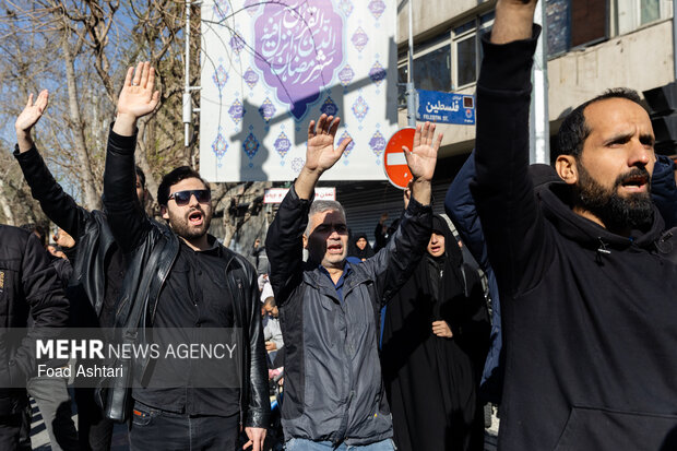 تجمع سوگواران رهبر شهید انقلاب در مقابل دانشگاه تهران