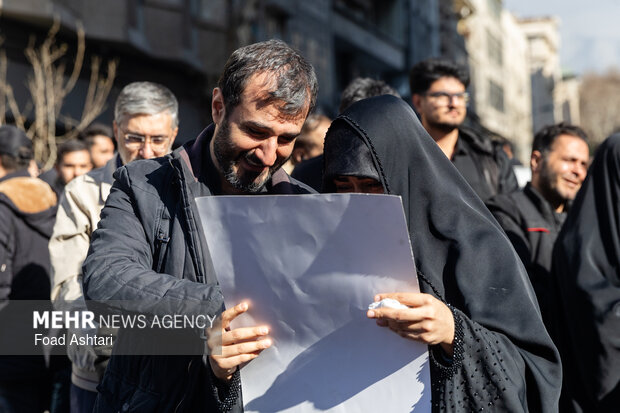 تجمع سوگواران رهبر شهید انقلاب در مقابل دانشگاه تهران
