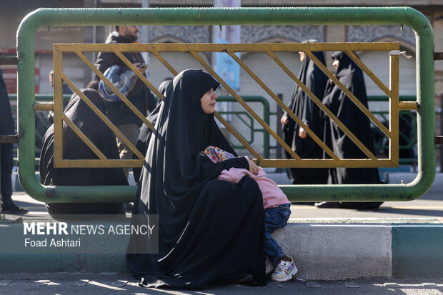 تجمع سوگواران رهبر شهید انقلاب در مقابل دانشگاه تهران