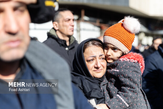تجمع سوگواران رهبر شهید انقلاب در مقابل دانشگاه تهران