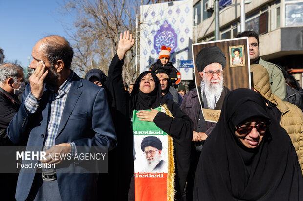 تجمع سوگواران رهبر شهید انقلاب در مقابل دانشگاه تهران
