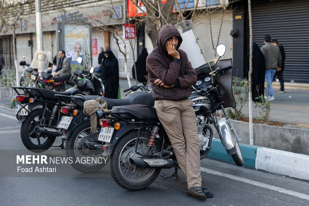 تجمع سوگواران رهبر شهید انقلاب در مقابل دانشگاه تهران