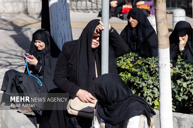 تجمع سوگواران رهبر شهید انقلاب در مقابل دانشگاه تهران
