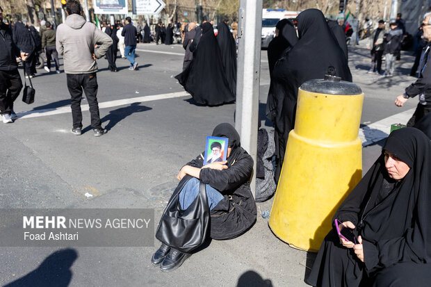 تجمع سوگواران رهبر شهید انقلاب در مقابل دانشگاه تهران