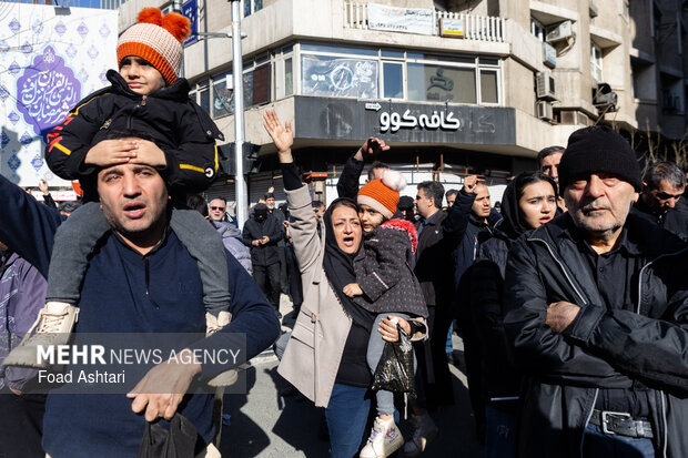 تجمع سوگواران رهبر شهید انقلاب در مقابل دانشگاه تهران