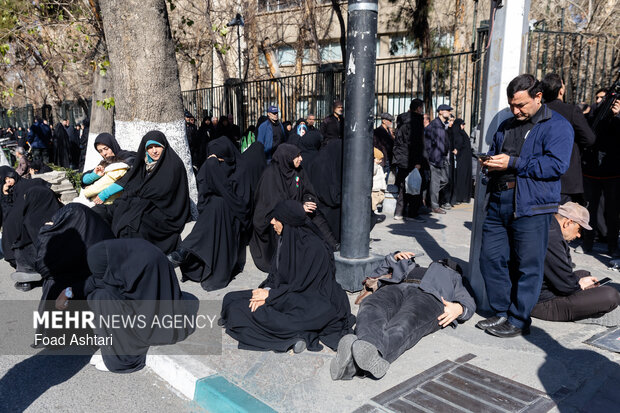 تجمع سوگواران رهبر شهید انقلاب در مقابل دانشگاه تهران