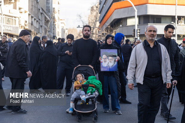 تجمع سوگواران رهبر شهید انقلاب در مقابل دانشگاه تهران