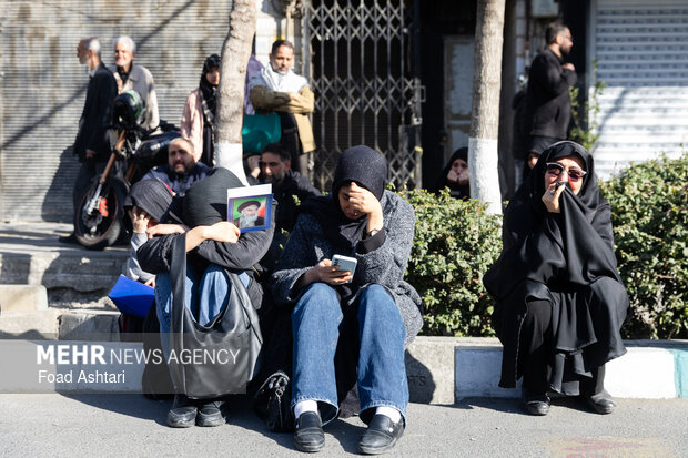 تجمع سوگواران رهبر شهید انقلاب در مقابل دانشگاه تهران