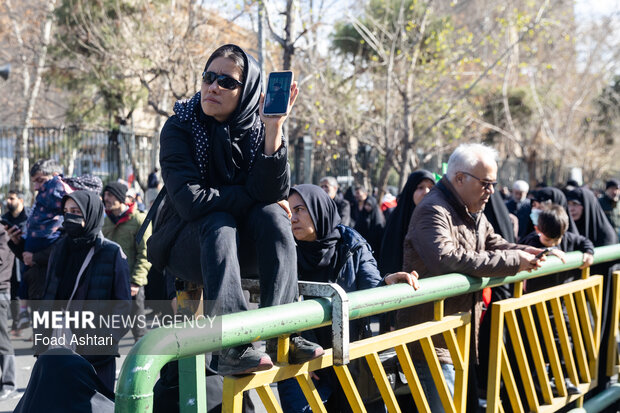تجمع سوگواران رهبر شهید انقلاب در مقابل دانشگاه تهران