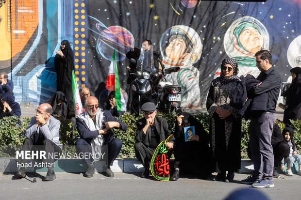 تجمع سوگواران رهبر شهید انقلاب در مقابل دانشگاه تهران