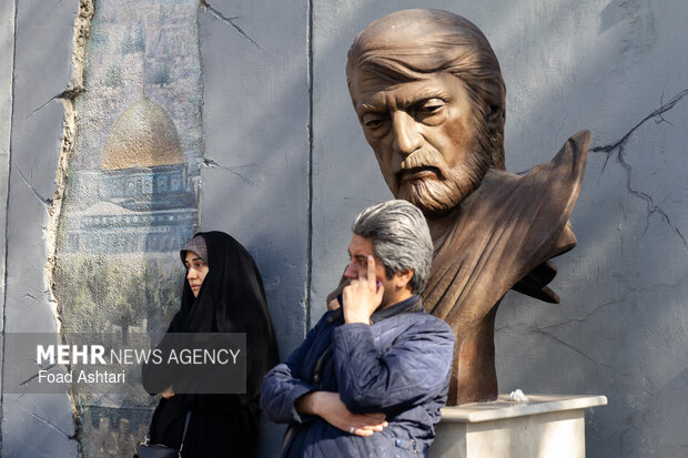 تجمع سوگواران رهبر شهید انقلاب در مقابل دانشگاه تهران