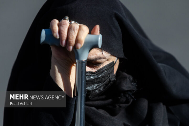 تجمع سوگواران رهبر شهید انقلاب در مقابل دانشگاه تهران