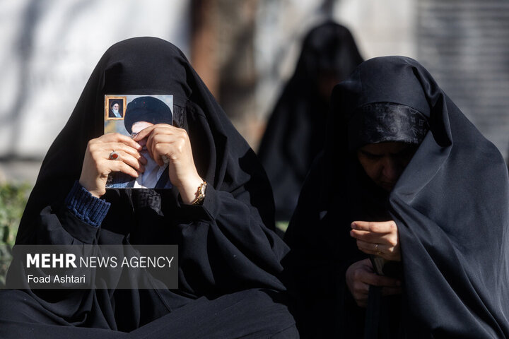 تجمع سوگواران رهبر شهید انقلاب در مقابل دانشگاه تهران