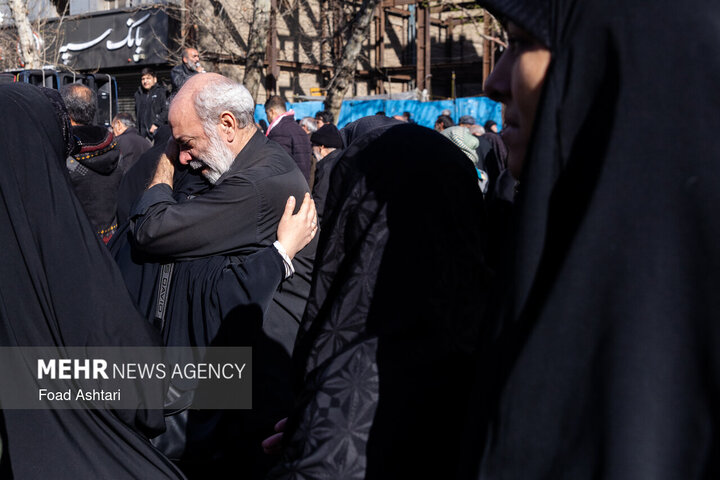 تجمع سوگواران رهبر شهید انقلاب در مقابل دانشگاه تهران