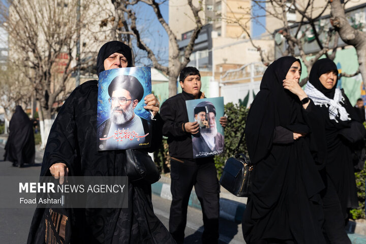 تجمع سوگواران رهبر شهید انقلاب در مقابل دانشگاه تهران
