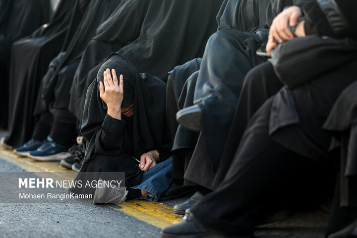 تجمع سوگواران رهبر شهید انقلاب در مقابل دانشگاه تهران