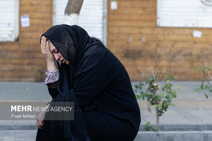 تجمع سوگواران رهبر شهید انقلاب در مقابل دانشگاه تهران